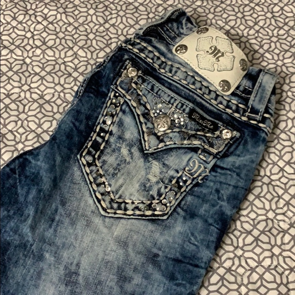Super cute acid washed Miss Me jeans size 27
